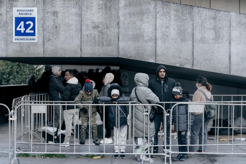 mensen op de vlucht staan in de wachtrij aan aanmeldcentrum voor asielzoekers Pacheco