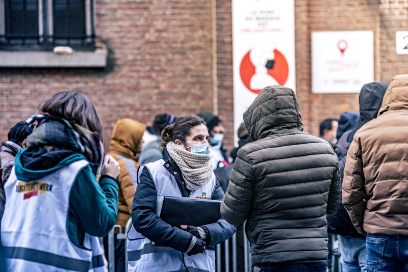 Mensen op straat aan Klein Kasteeltje
