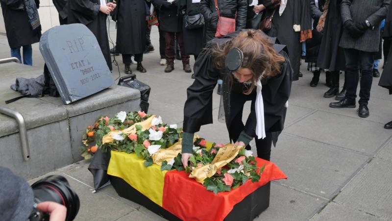 Rechtsstaat symbolisch begraven aan kabinet Van Quickenborne