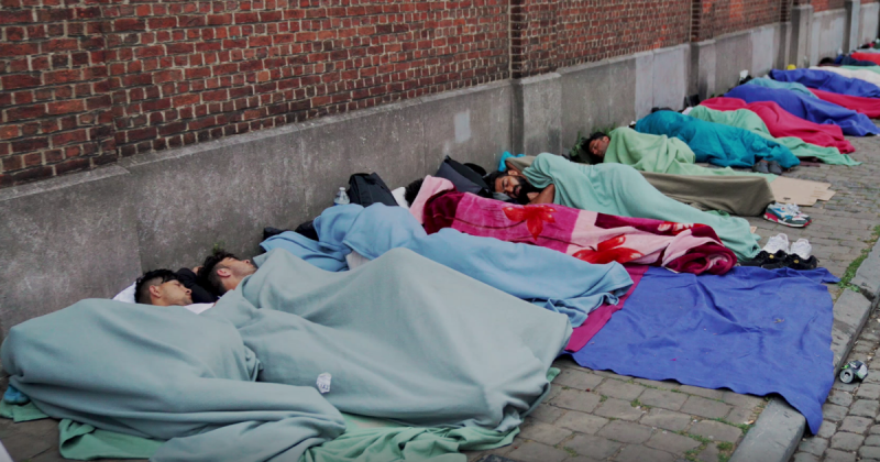 opvangcrisis - mensen brengen de nacht op straat door