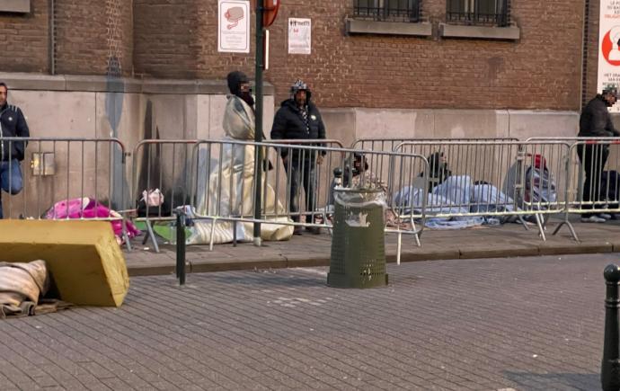 Mensen op straat aan Klein Kasteeltje