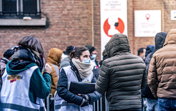 Mensen op straat aan Klein Kasteeltje