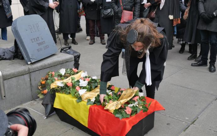 Rechtsstaat symbolisch begraven aan kabinet Van Quickenborne