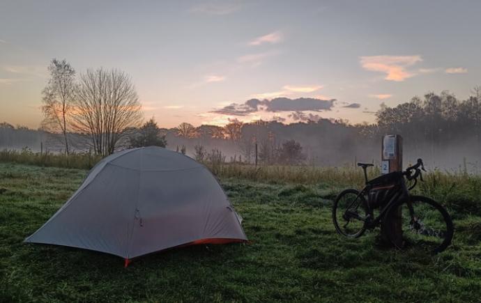Yannis fietst voor Vluchtelingenwerk