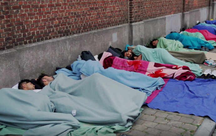 opvangcrisis - mensen brengen de nacht op straat door